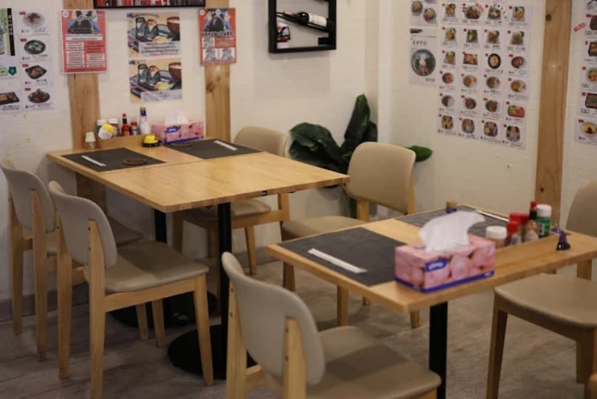 店内:雰囲気のアットホームなおにぎり屋 こめこめのテーブル席