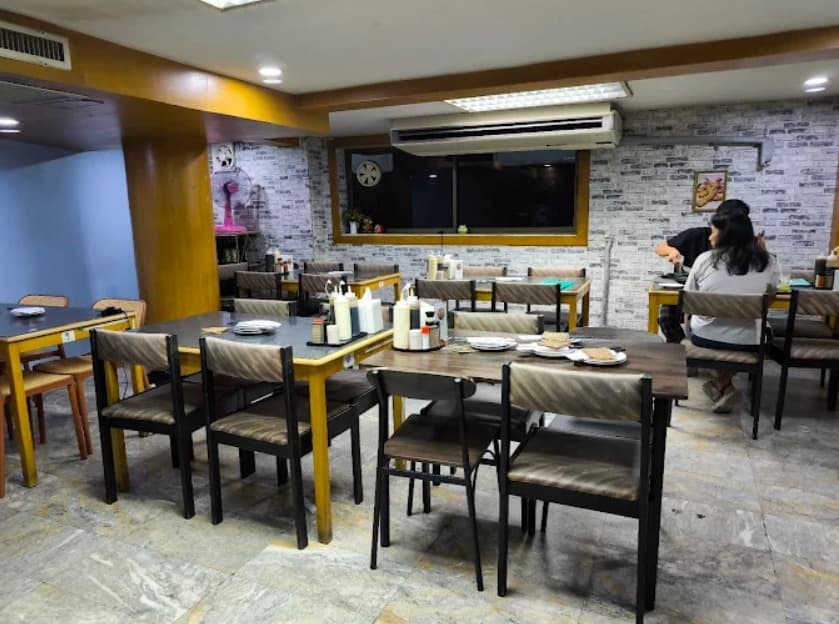 店内:日常使いしやすいどんどん もんじゃ焼きのテーブル席