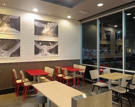 KFC Lotus Sukhumvit 50店の店内の座席エリア