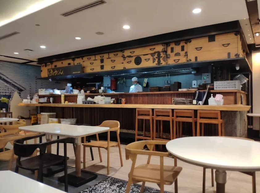 店内:買い物帰りに利用しやすい里のうどん エンポリアムのテーブル席