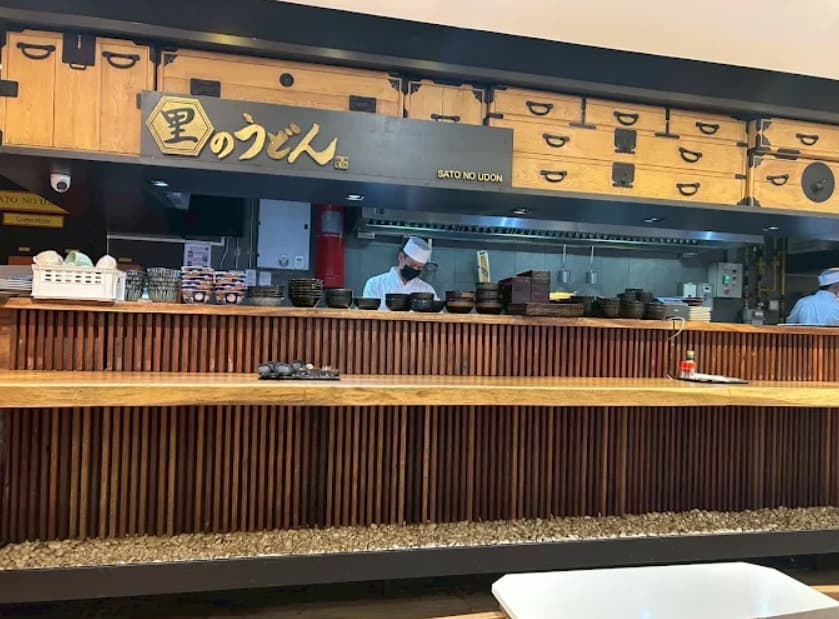 店内:てきぱきと提供する里のうどん エンポリアムのカウンター