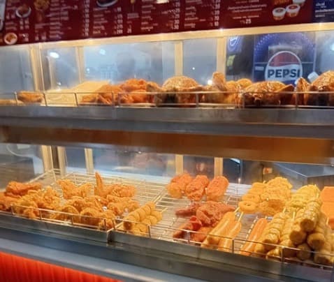 Five Star Chicken店内のチキンショーケース