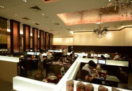 MKレストランのテーブル席を中心とした店内