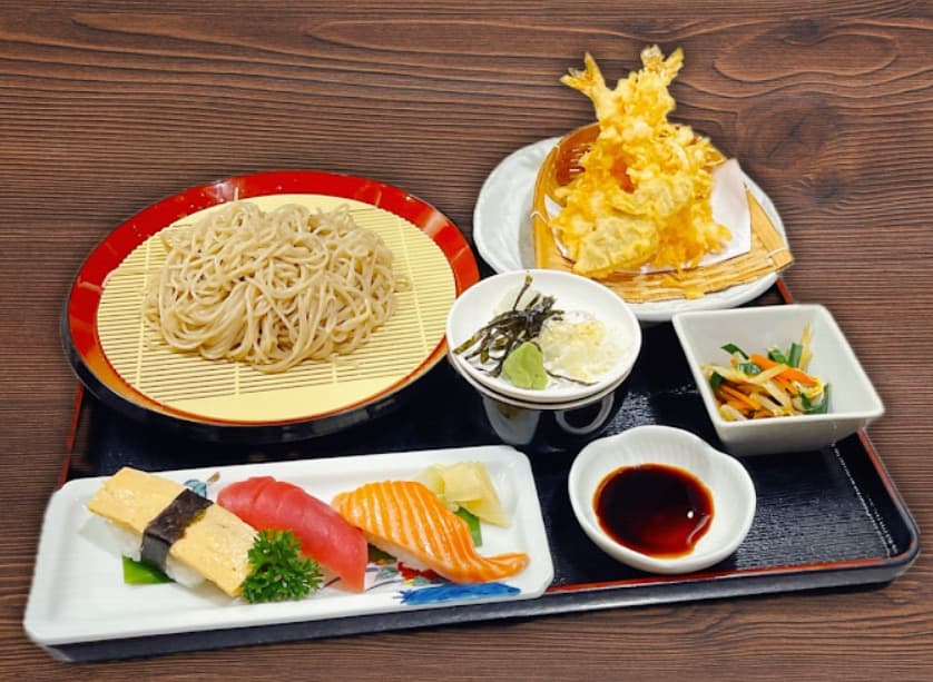 料理:満足感のある博多の天ざると寿司