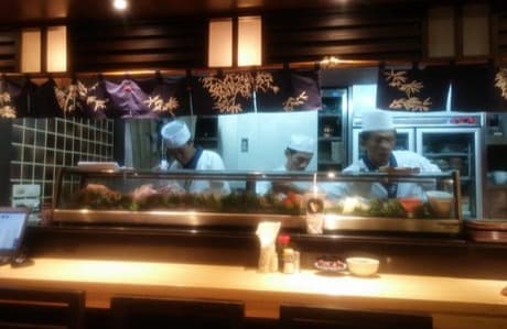 職人の手仕事を目の前に、しっぽりと美酒に浸れるカウンター席
