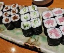 美しく並んだ、お酒の締めにもつまみにもなる本格巻き寿司の盛り合わせ