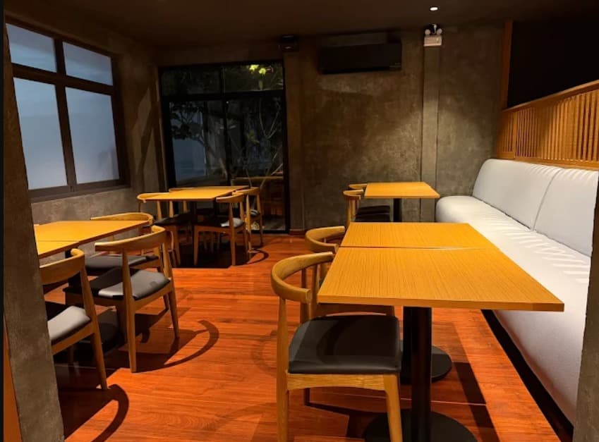店内:プライバシーが守られるKemuriyaのテーブル席