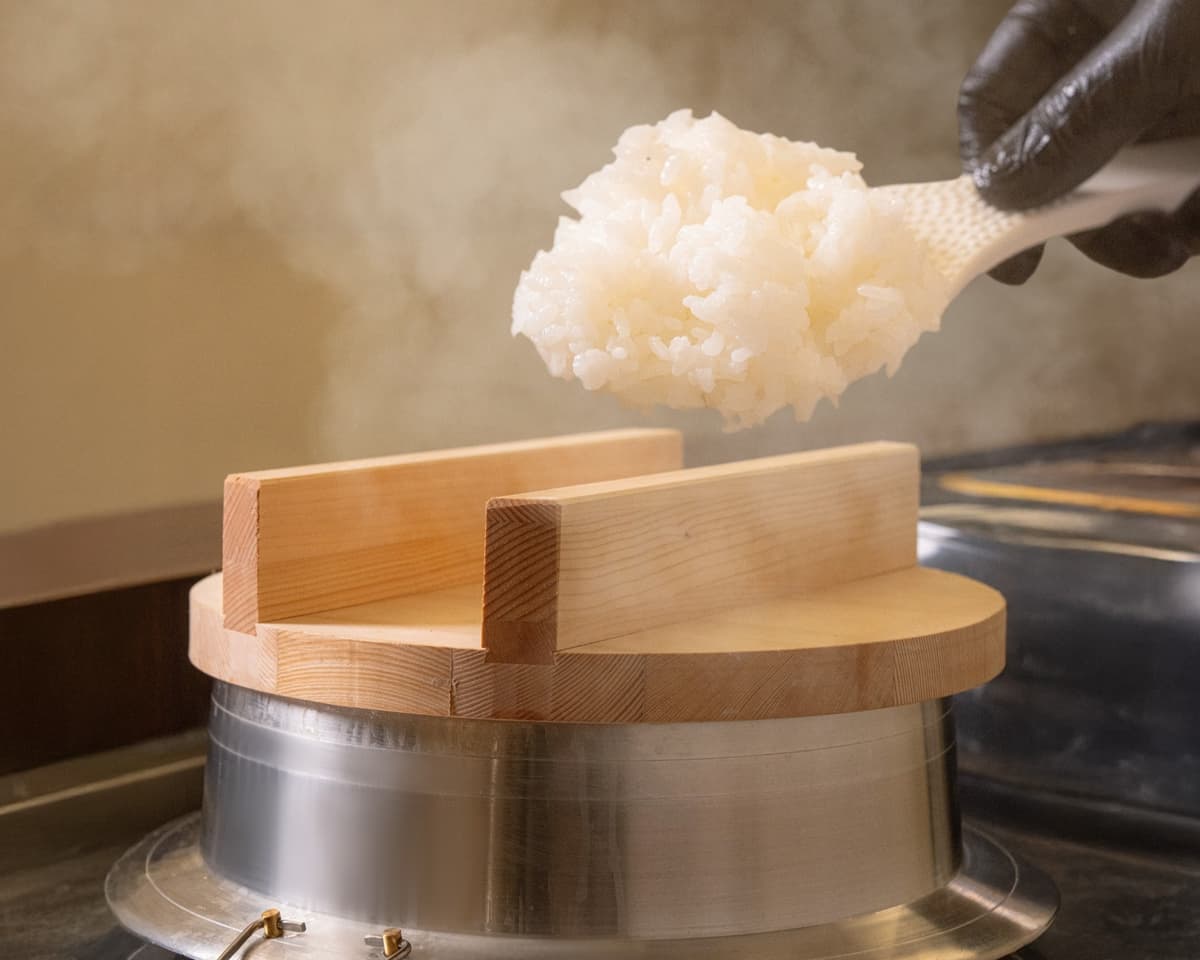 HITORI SHABUで提供される羽釜炊きの炊きたてご飯