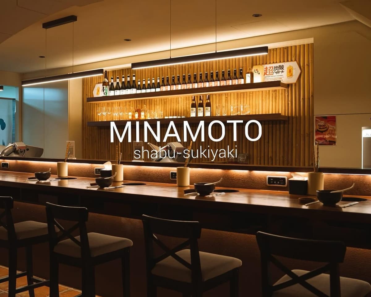Minamoto Shabu トンロー店の落ち着いた和モダンな店内