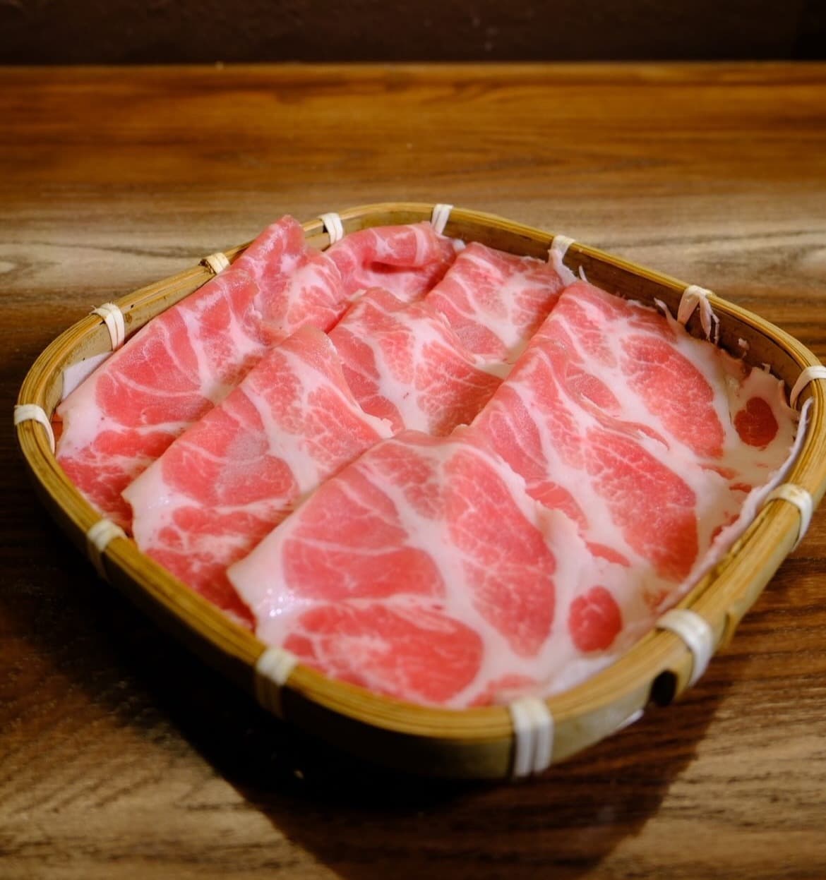 Minamoto Shabuで提供される国産豚肉のしゃぶしゃぶ用スライス