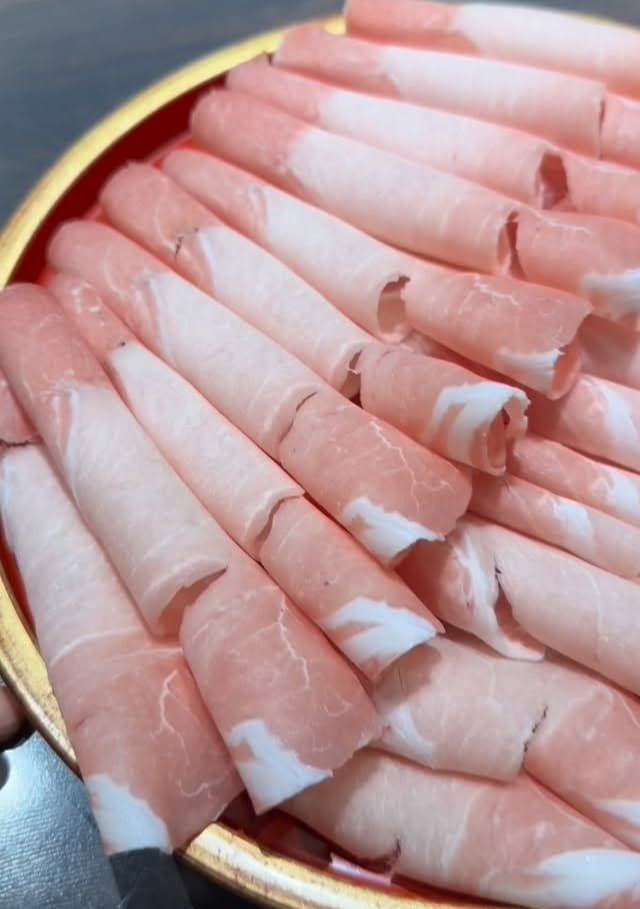 Suki Masaで提供されるしゃぶしゃぶ用の豚肉