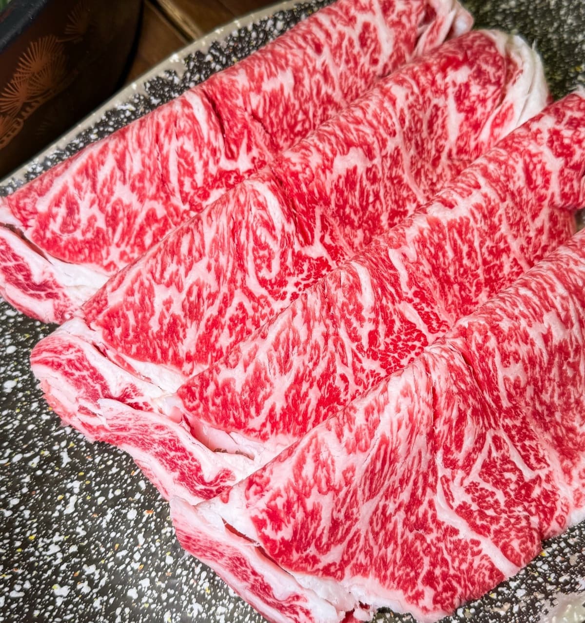 美しい霜降りが入ったSuki Masaの和牛しゃぶしゃぶ肉