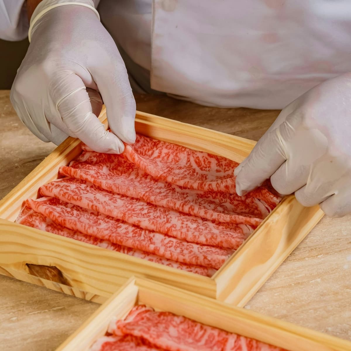 Shabubu Thonglorで提供されるA5和牛しゃぶしゃぶ用スライス肉