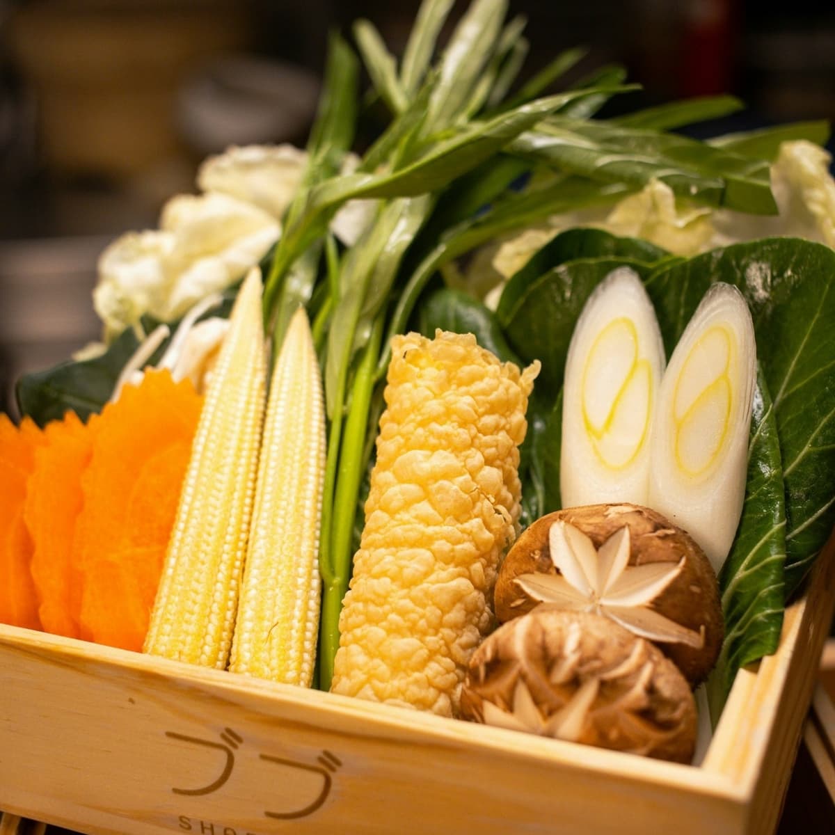 Shabubu Thonglorの野菜盛り合わせ(白菜・しいたけ・ヤングコーンなど)
