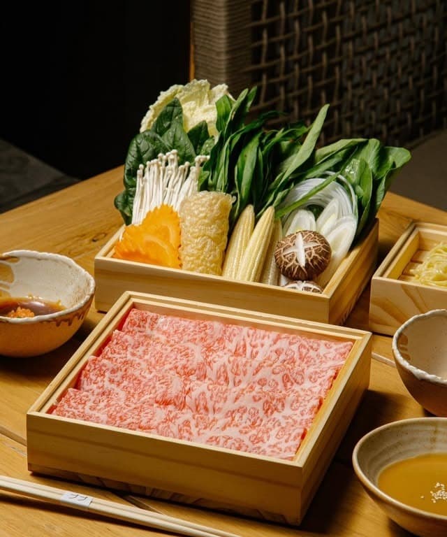 Shabubu ThonglorのA5和牛しゃぶしゃぶセットと野菜盛り合わせ