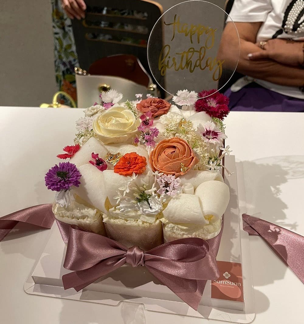 OK Shabu Shabuのバースデー向けフラワーデコレーションケーキ