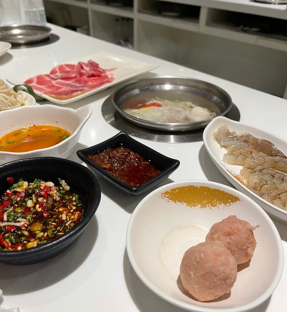 OK Shabu Shabuのしゃぶしゃぶセットと海老・つみれ・特製つけだれ