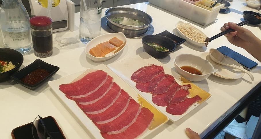 OK Shabu Shabuで提供される牛肉の盛り合わせとしゃぶしゃぶセット