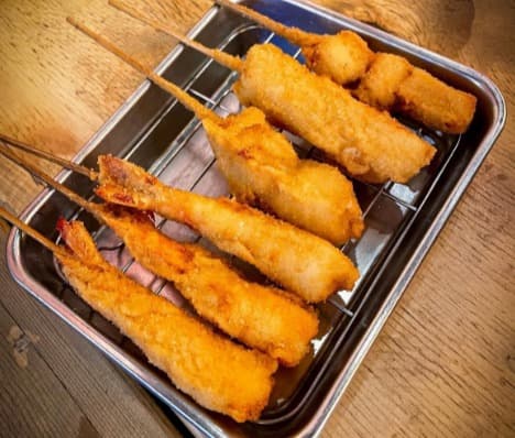 串カツの盛り合わせとエビ串が並ぶ「元祖串かつ 恵美須商店」の人気メニュー
