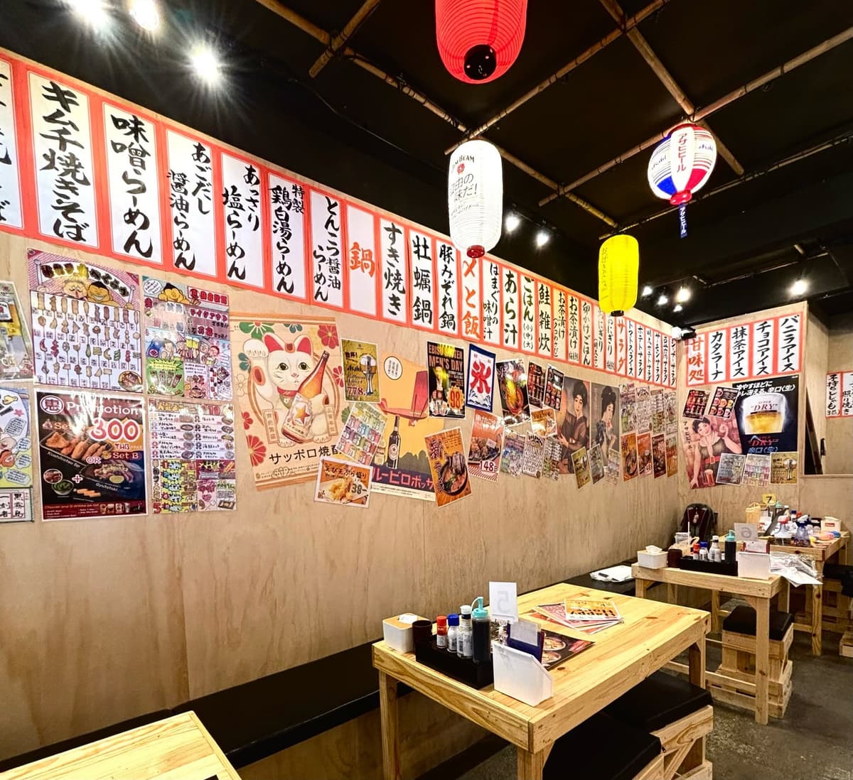 提灯やメニュー札が並ぶ「元祖串かつ 恵美須商店」の店内風景