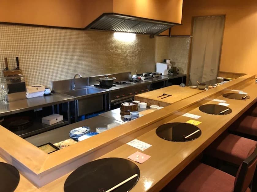店内:料理人の手仕事を間近に見られる割烹 智のカウンター席