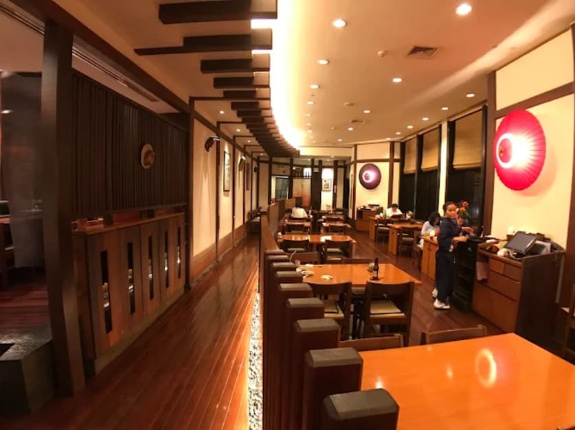 店内:落ち着いた空間で食事ができる日本食レストラン 葵のテーブル席