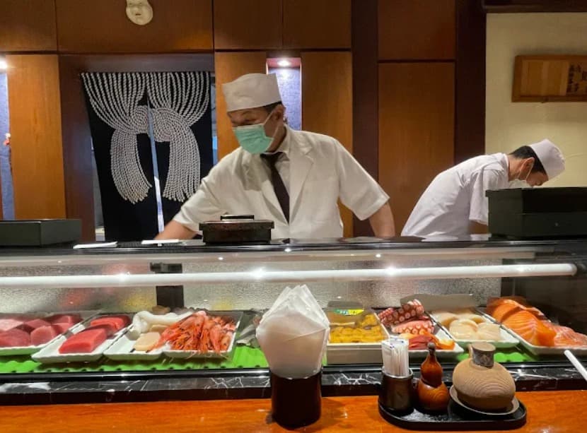 店内:本格的な日本料理を提供する日本食レストラン 葵のカウンター席