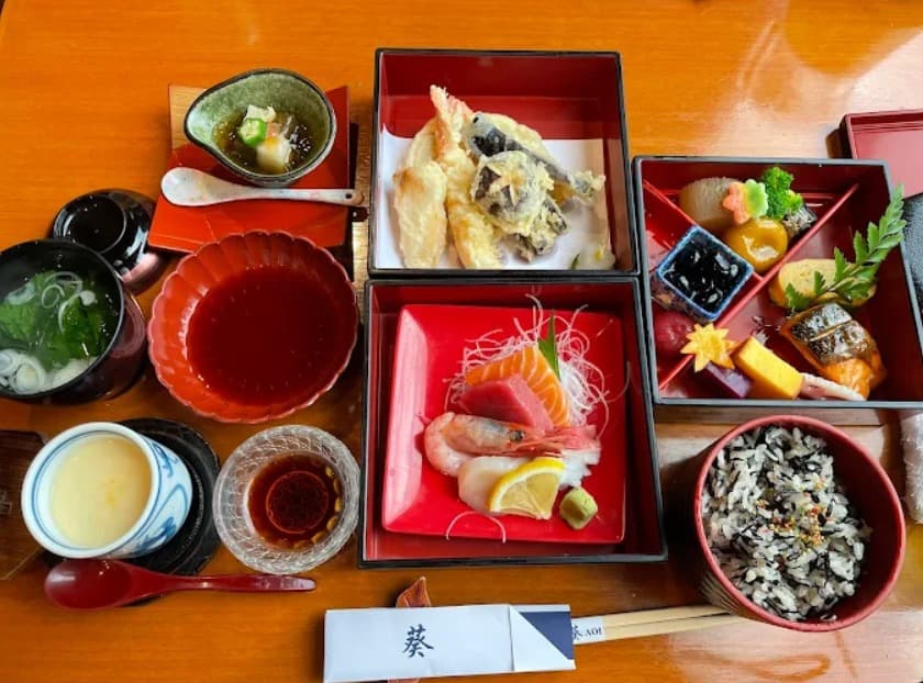 料理:美しく仕切られた本食レストラン 葵の御膳