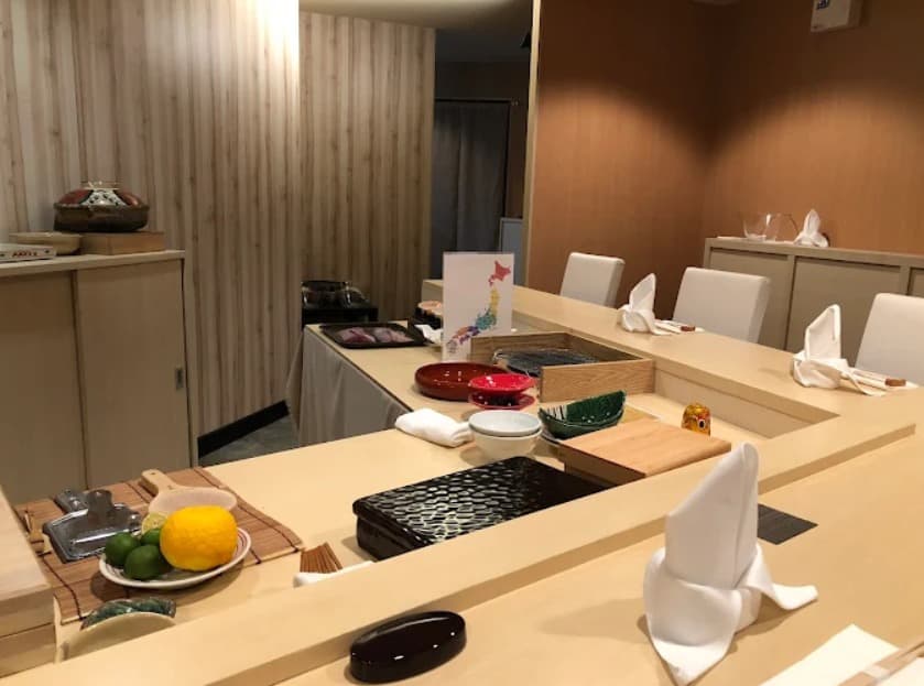 店内:丁寧な仕事ぶりを間近で眺められるOMAKASE kappo hisa割烹ひさ