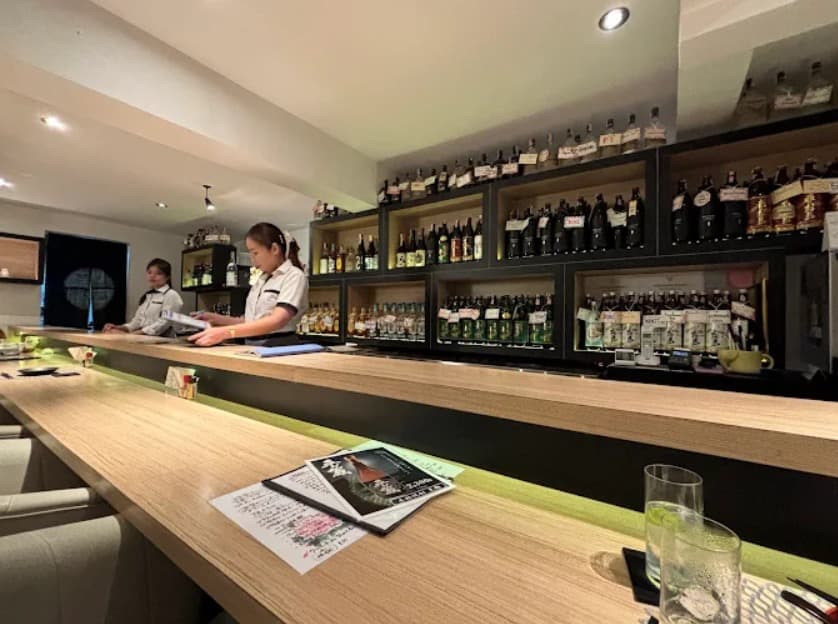 店内:木の温もりを感じる小料理 舞月のカウンター席