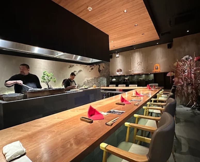 店内:職人の手捌きをそばで見られる熊の焼鳥のカウンター席