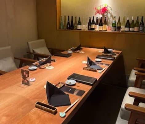 店内:プライバシーが保たれた熊の焼鳥のテーブル席