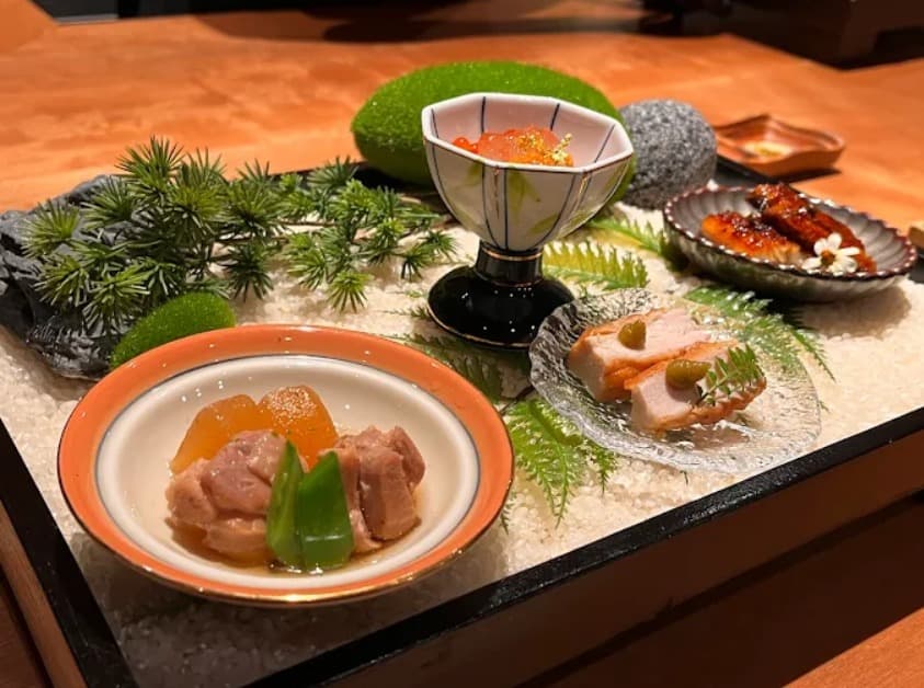 料理:煮物、焼き物などが揃った熊の焼鳥のコース料理