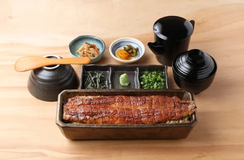 料理:一尾を丸ごと使ったうなぎ四代目 菊川 エムクオーティエの一本重