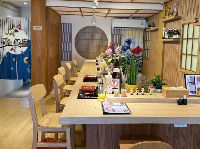 店内:木目を基調とした鰻の成瀬 プロンポン店のカウンター席
