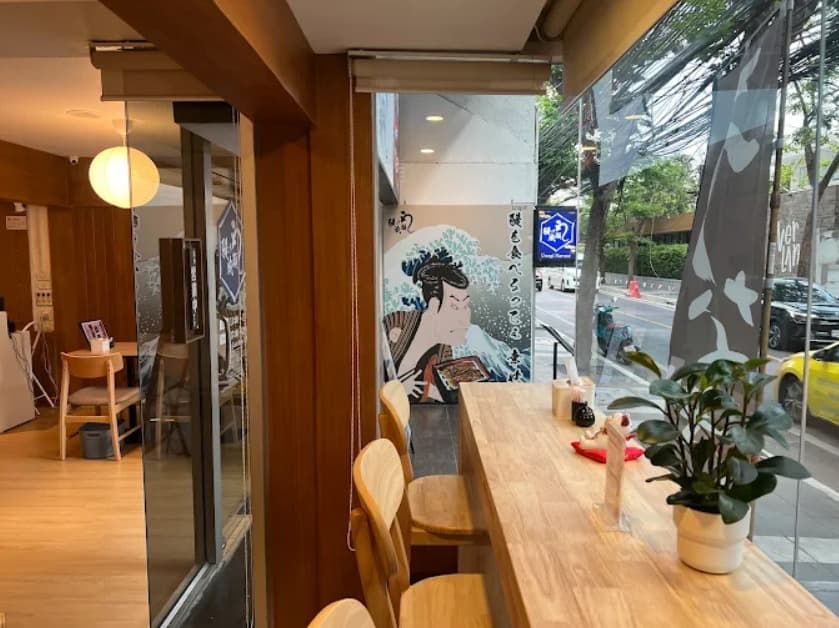 店内:モダンな空間でくつろげる鰻の成瀬 プロンポン店のカウンター席