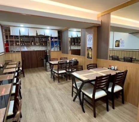 店内:落ち着いた和の空間のうなぎ さんやのテーブル席