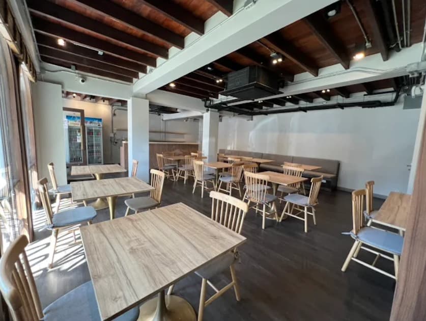 店内:木目を基調としたうなぎ 黒船 Unagi Kurofune BKKのテーブル席