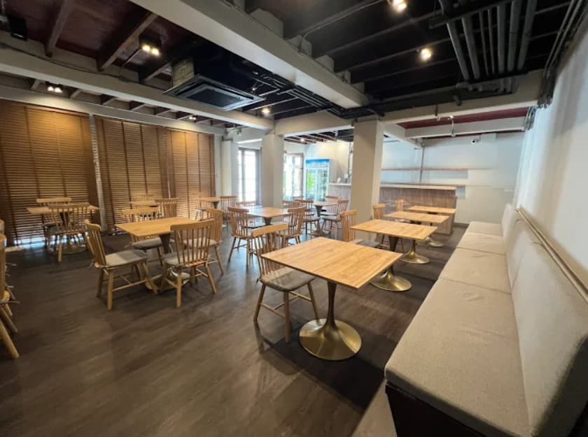 店内:ゆったり座れるソファーもあるうなぎ 黒船 Unagi Kurofune BKKのテーブル席