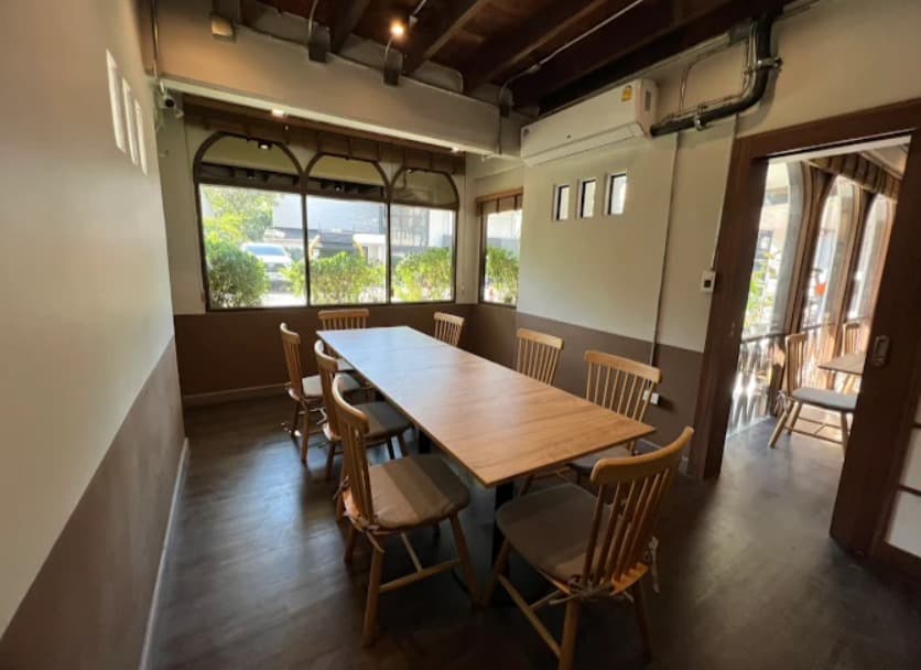 店内:ゆっくり食事を楽しめるうなぎ 黒船 Unagi Kurofune BKKのテーブル席