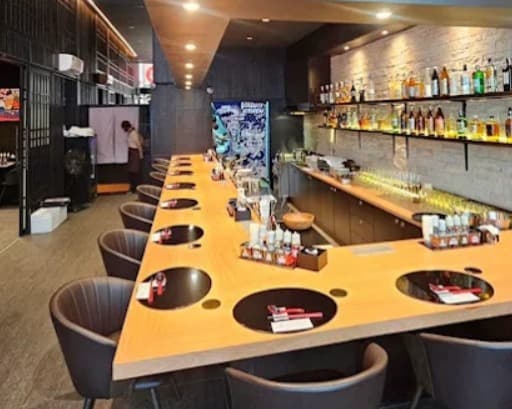 店内:ラーメン作りを間近に眺められるRAMEN KAISUGI Bangkokのカウンター席