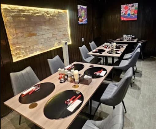 店内:落ち着いた和モダンなRAMEN KAISUGI Bangkokのテーブル席