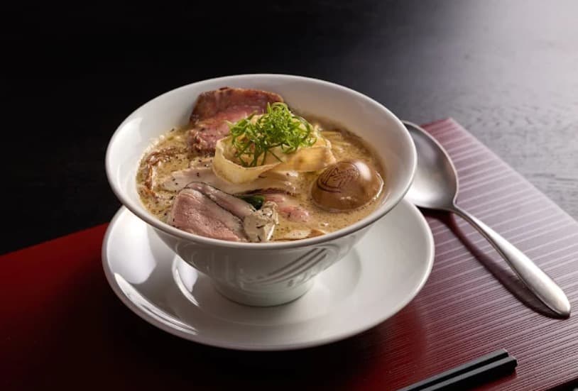 料理:チャーシューと卵もたっぷり入った麺庄 東京のシグネチャー鶏白湯らぁ麺