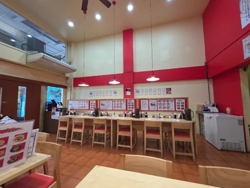 店内:清潔感のある幸ちゃんラーメン KouchanRamenのテーブル席