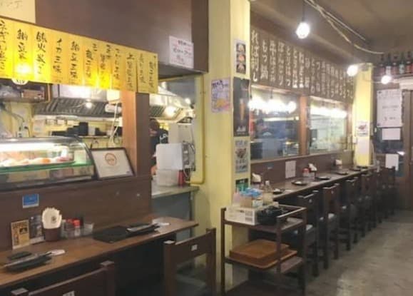 お一人様でも気軽に炭火焼き鳥を楽しめる「なぎ屋アソーク店」のカウンター席