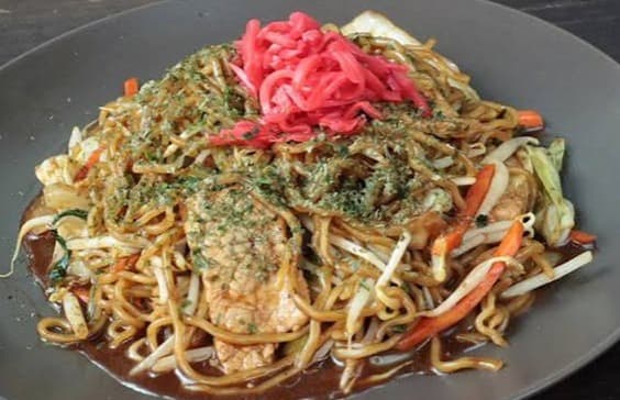 「なぎ屋アソーク店」の、お酒のつまみにぴったりな焼きそば