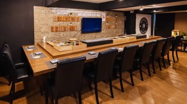 大将との会話を楽しみながら一人飲みにも最適な「陣 カジュアルレストラン」のカウンター席