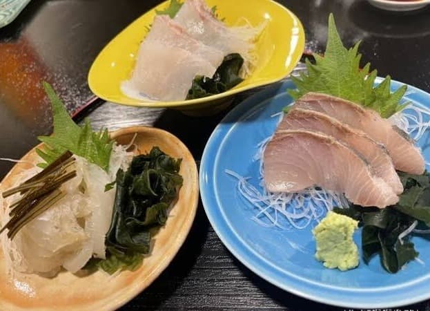 「陣 カジュアルレストラン」の新鮮なネタが美しく盛られた刺身三種盛り