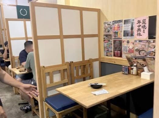 木を基調とした落ち着いた雰囲気。半個室席もあるヒナタの店内