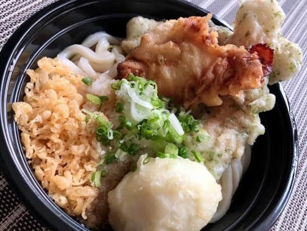 お昼時は近隣の会社員で賑わう。ヒナタのうどん